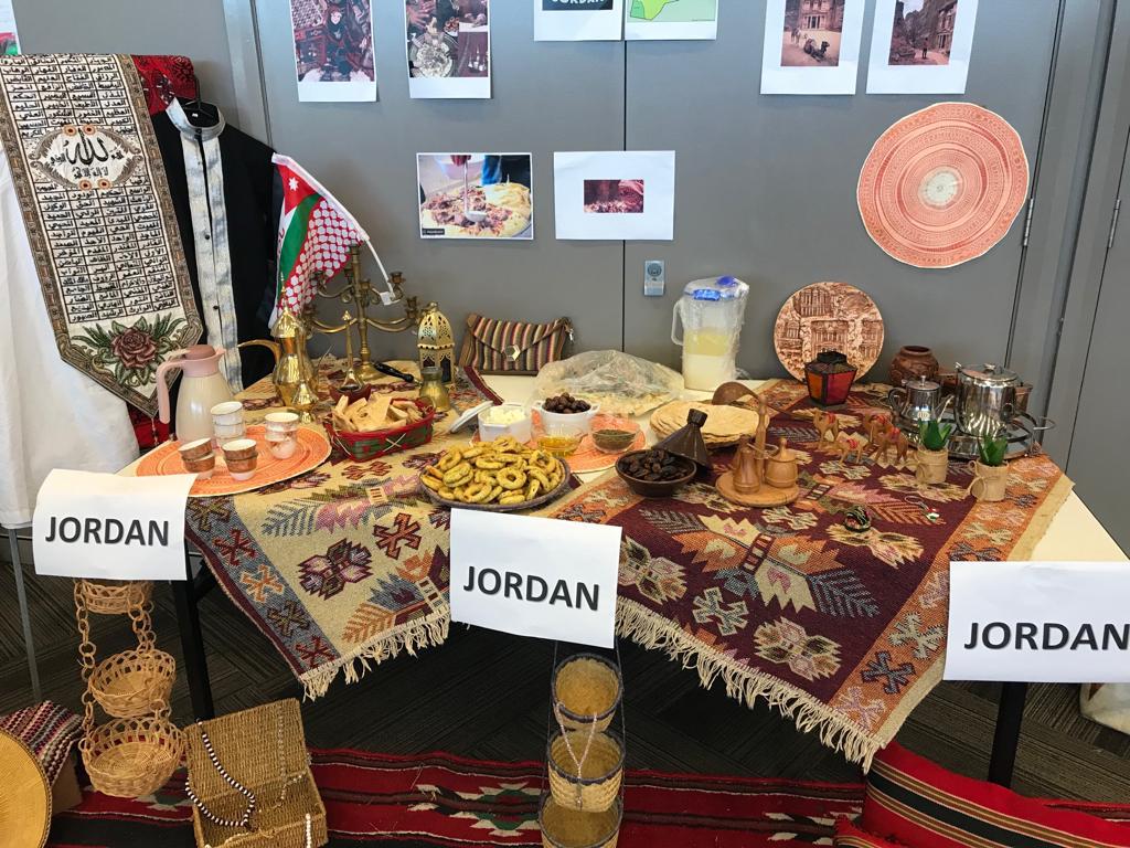 نشمية أردنية تروج للتراث الأردني بمعرض دولي في استراليا... صور