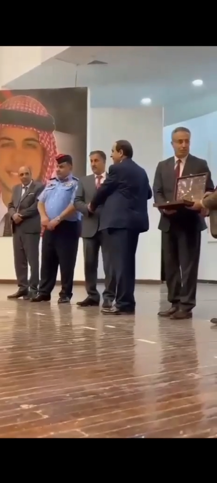 محافظ معان يكرم رئيس بلدية الشوبك الشيخ عادل الرفايعة.       